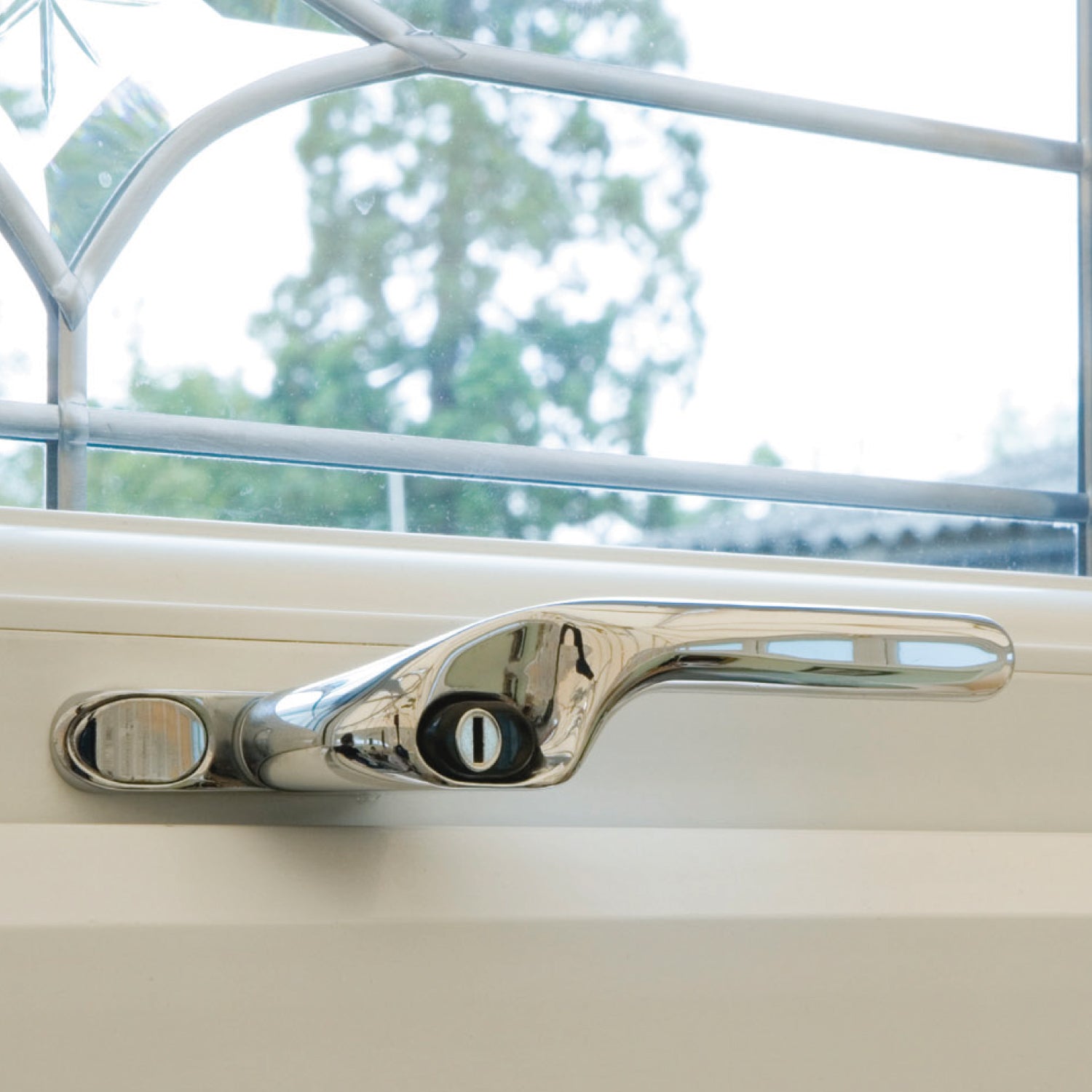 Connoisseur Offset Locking Right Hand Window Handle 10mm Spindle Size